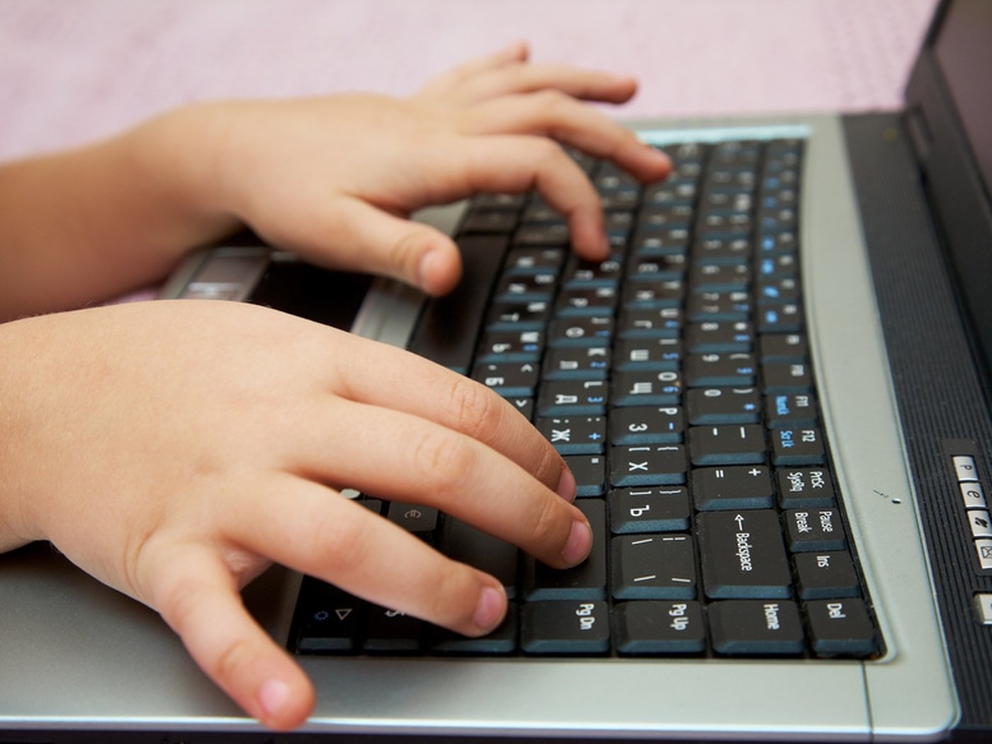 キーボードを打つ子どもの手